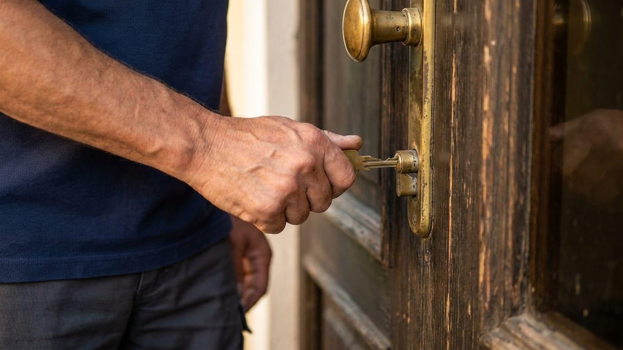 Klemmendes Türschloss an einer Wohnungstür: Schlüssel steckt schwergängig im Schließzylinder